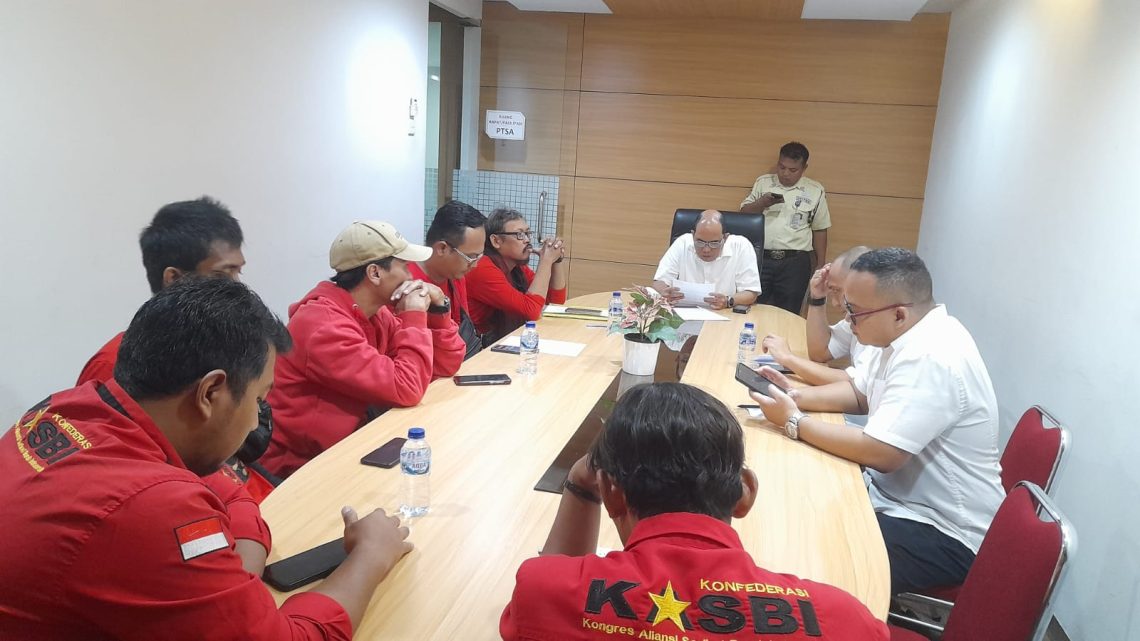 Pekerjakan kembali 11 orang buruh yang di PHK sepihak!